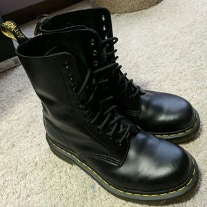 Dr Martens 1490 Size 6 (Womens 7)